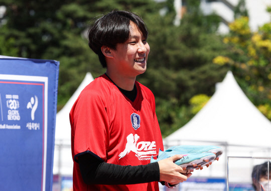 6일 오후 서울 마포구 서울월드컵경기장 북측 광장에서 2002년 월드컵 20주년 기념 대국민 프로젝트 '2022 KFA 풋볼 페스티벌' 도중 열린 축구 스타 소장품 경매 행사에서 손흥민이 지난 3월 24일 월드컵 예선 이란전에서 결승 골을 넣을 때 신었던 축구화를 1600 만원에 낙찰받은 축구팬 이재호씨가 축구화를 들고 활짝 웃고 있다. 이날 경매에서 낙찰된 물건들의 대금은 모두 기부될 예정이다. <연합뉴스>